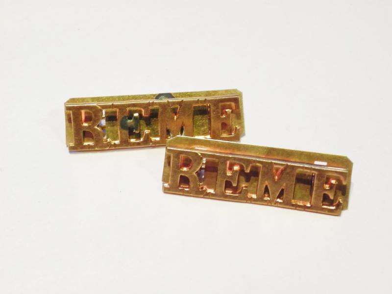 Pair REME Shoulder Titles