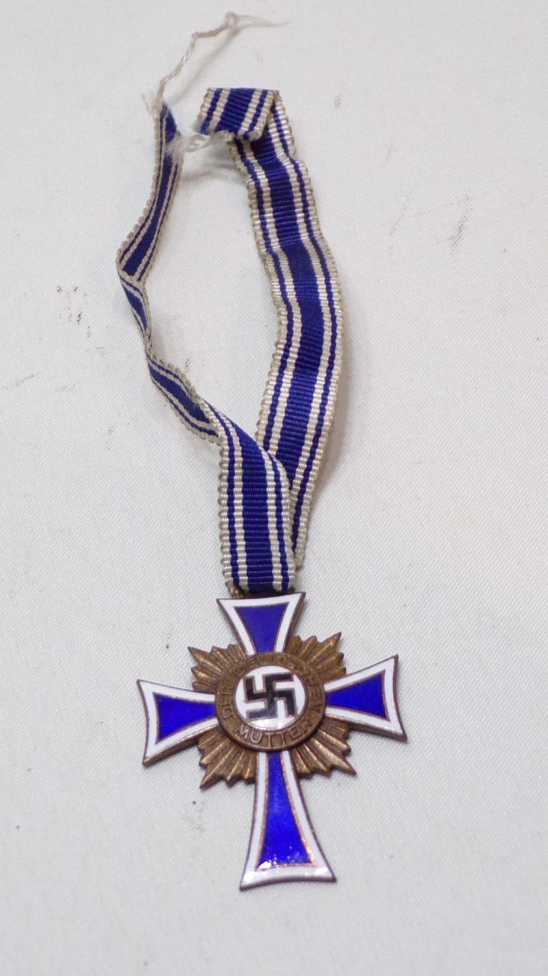 Short WW2 Era German Mothers Cross in Bronze.